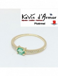 Solitaire en or jaune 750‰, émeraude et diamants naturels